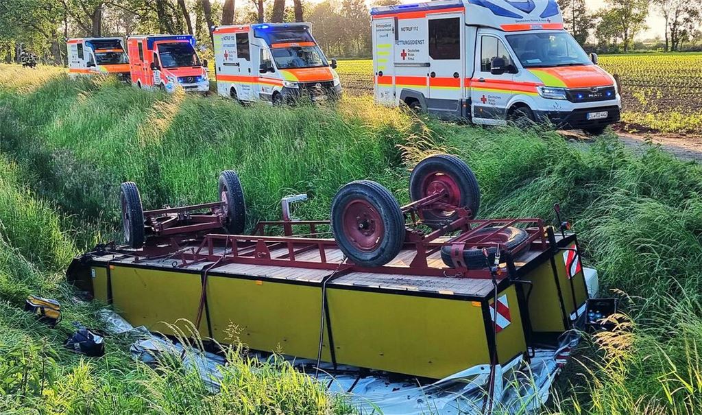 Zahlreiche Krankenwagen an der Unfallstelle.