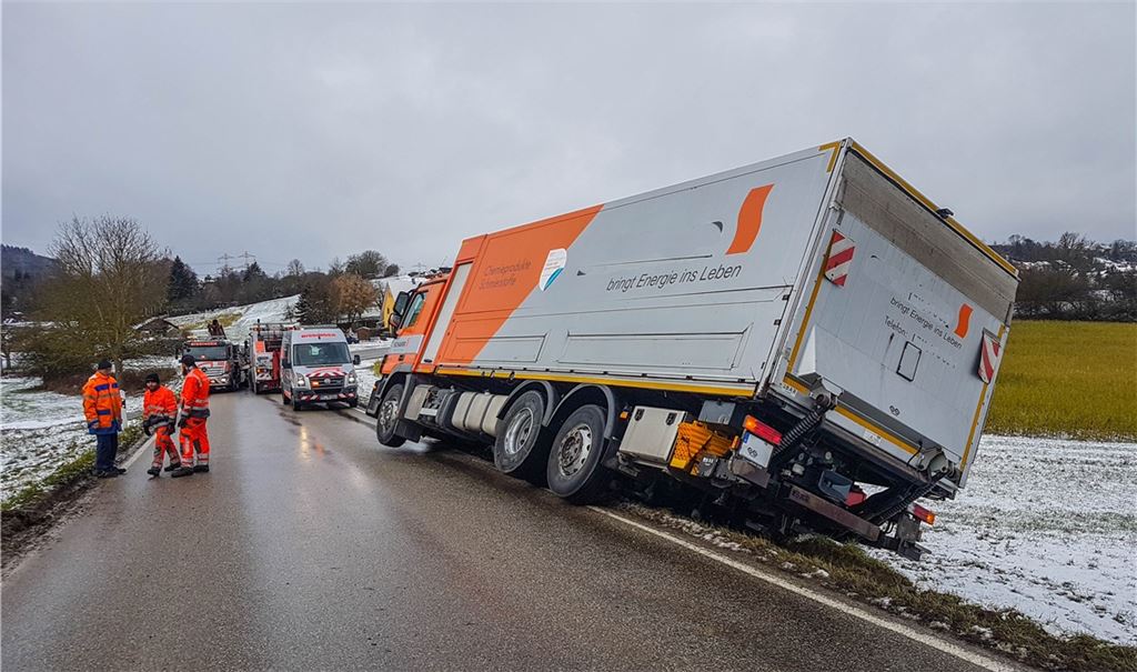 Zahlreiche Lkw bleiben am Montag in der Region auf rutschigen Straßen liegen. Kurz vor dem Ortseingang bei Dürrmenz kommt ein Brummifahrer mit seiner Maschine aus Richtung Pinache von der Straße ab und gerät in eine gefährliche Schieflage. Er muss aufwendig geborgen werden. Fotos: Fotomoment; Einsatz-Report24