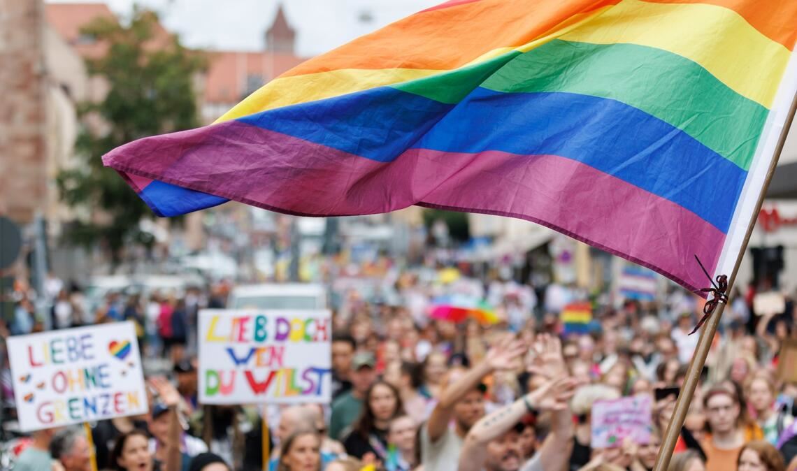 Zahlreiche Menschen bei einer CSD-Demonstration im Rahmen der Nürnberger Prideweek 2023.