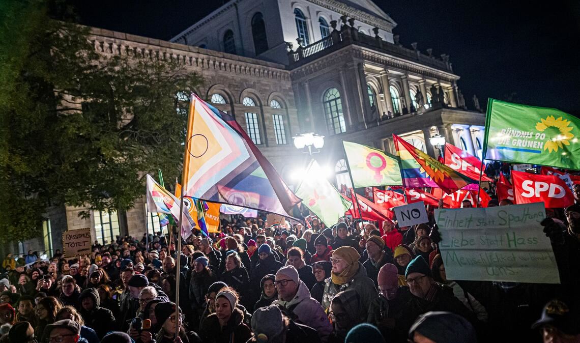Zahlreiche Menschen nehmen an einer Kundgebung auf dem Opernplatz in Hannover teil.