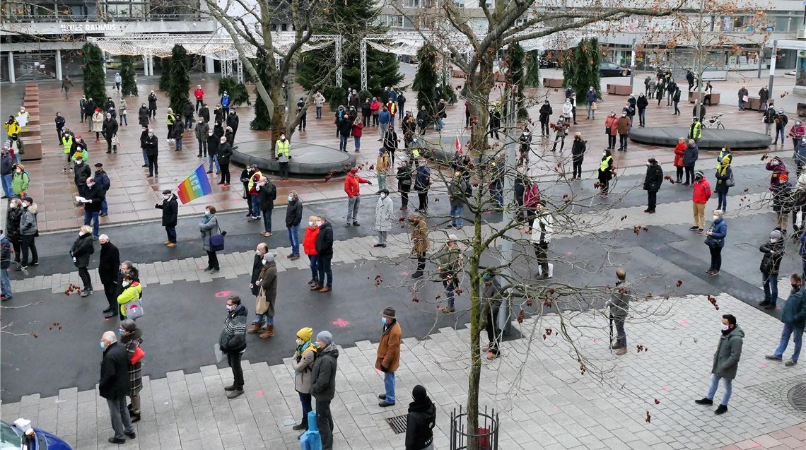 Klare Botschaft an die Corona-Leugner Zahlreiche Menschen setzen mit ihrer Teilnahme an der Kundgebung ein Zeichen – vor Ort in Pforzheim auf dem mit Abstandsmarkierungen gekennzeichneten Areal oder via YouTube. Fotos: Peche
