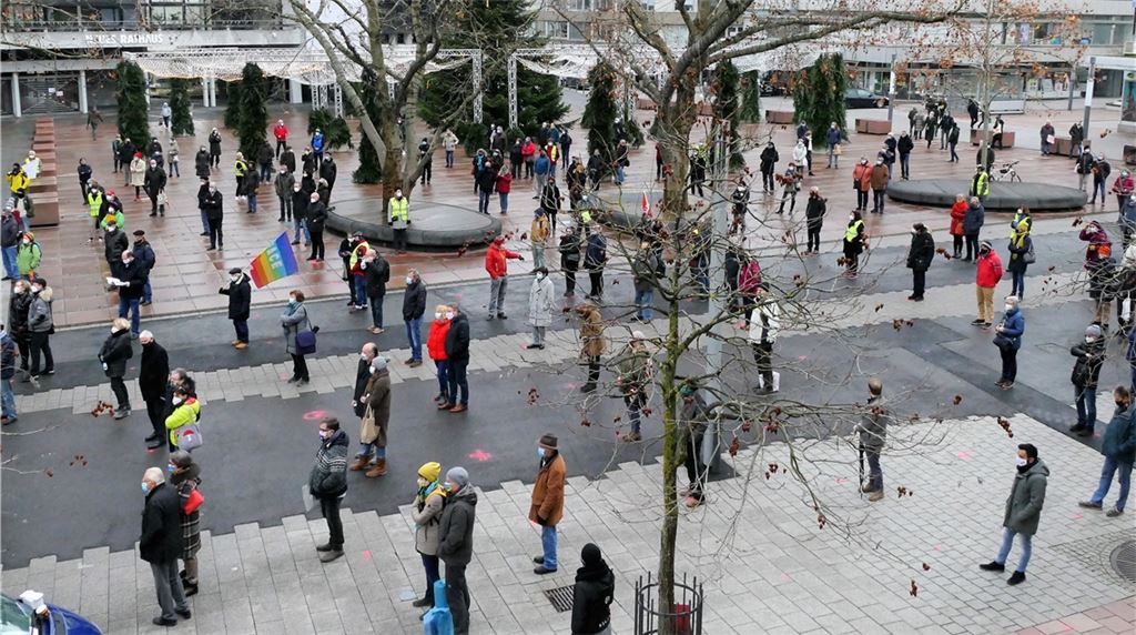 Zahlreiche Menschen setzen mit ihrer Teilnahme an der Kundgebung ein Zeichen – vor Ort in Pforzheim auf dem mit Abstandsmarkierungen gekennzeichneten Areal oder via YouTube. Fotos: Peche