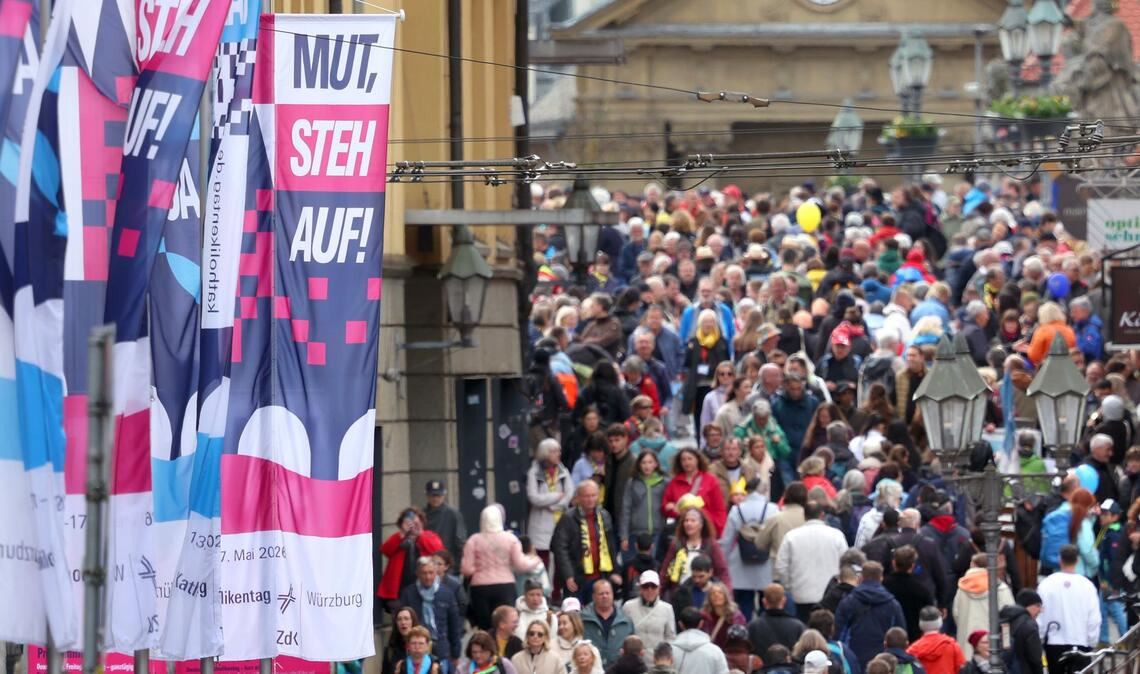 Zahlreiche Menschen sind in der Würzburger Innenstadt unterwegs.