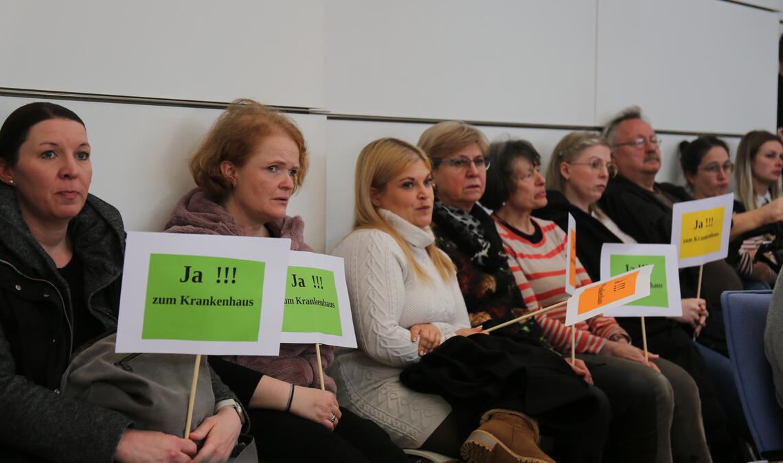 Zahlreiche Mitarbeiterinnen und Mitarbeiter des Neuenbürger Krankenhauses verfolgen die Debatte um die Schließung des Standorts im Kreistag. Foto: Deeg