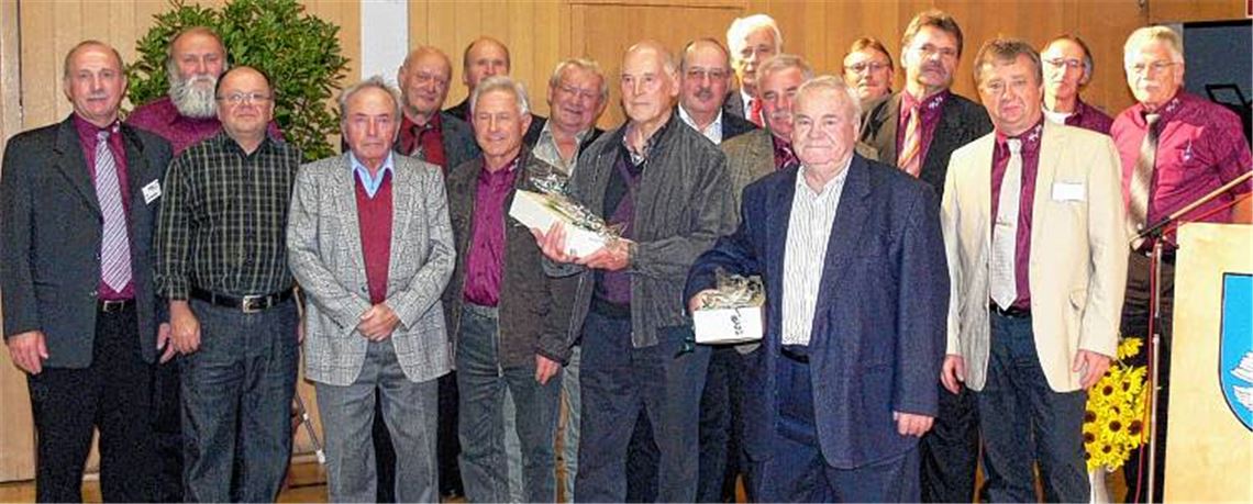 Zahlreiche Mitglieder der Weingärtnergenossenschaft Freudenstein-Hohenklingen werden für ihre Treue zur WG ausgezeichnet.