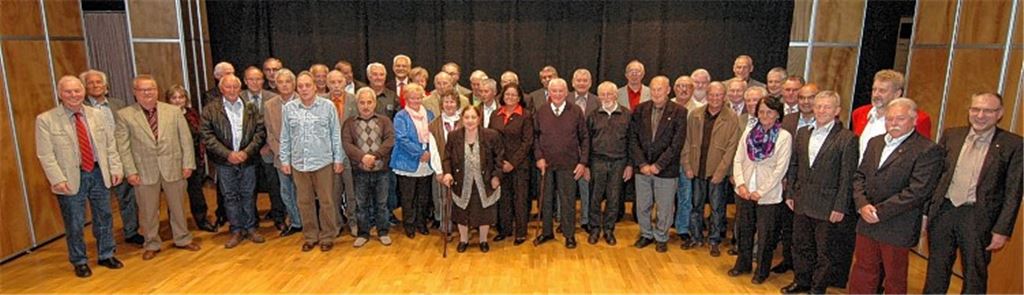 Zahlreiche Mitglieder wurden von der IG Metall für ihre Treue zur Gewerkschaft geehrt. Außen rechts Bezirkssekretär Josef Bechtel, hinten rechts Erster Bevollmächtigter Martin Kunzmann. Foto: Schott