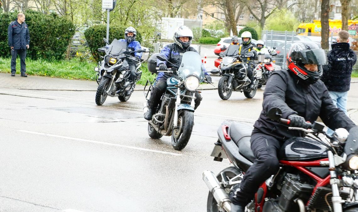 Zahlreiche Motorradfahrer begleiten den Blogger und Polizisten „Gary on Adventure“ auf seinem letzten Weg. Foto: Gress/EinsatzReport24