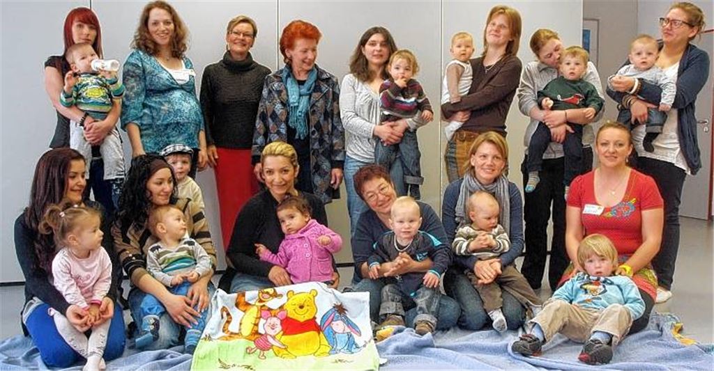 Zahlreiche Mütter kommen mit ihren Kindern zum ersten Treffen der kommunalen Krabbelgruppe. 