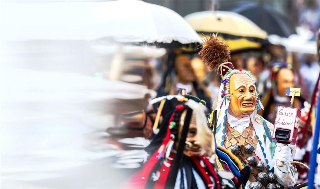 Zahlreiche Narren gehen während des Narrensprungs durch die Innenstadt. Der Rottweiler Narrensprung ist einer der Höhepunkte in der schwäbisch-alemannischen Fastnacht.