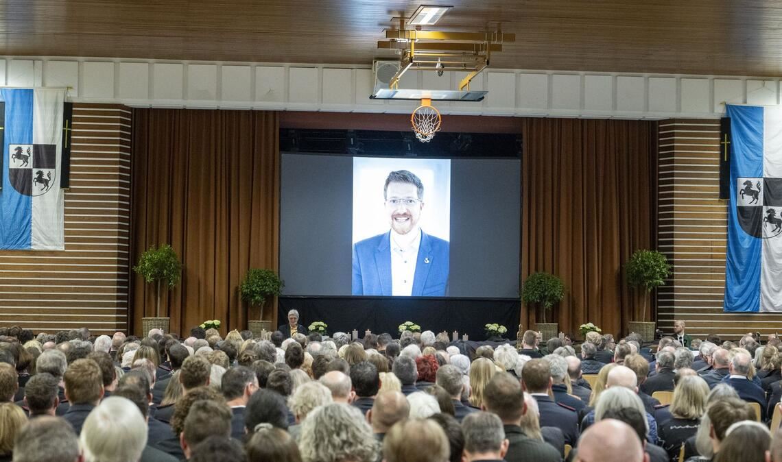Zahlreiche Personen hatten sich zur Trauerfeier in der Stadthalle eingefunden.