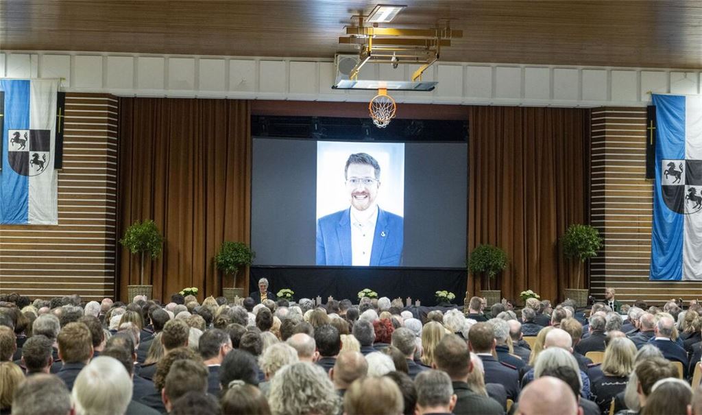 Zahlreiche Personen hatten sich zur Trauerfeier in der Stadthalle eingefunden.