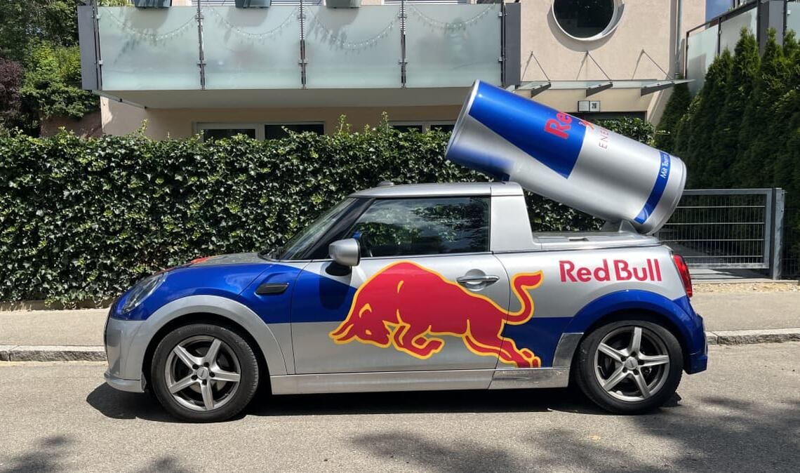 Zahlreiche Red-Bull-Autos parkten am Schwörmontag in der Doppelstadt, hier eine Aufnahme aus dem Neu-Ulmer Villenviertel.