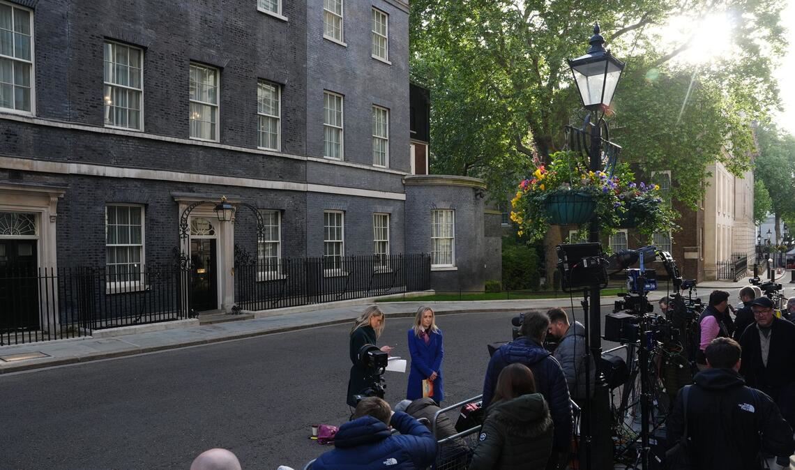 Zahlreiche Reporter versammelten sich vor der 10 Downing Street.