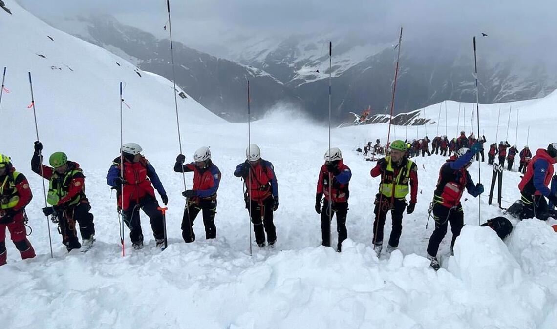 Zahlreiche Rettungskräfte suchten nach den Vermissten.