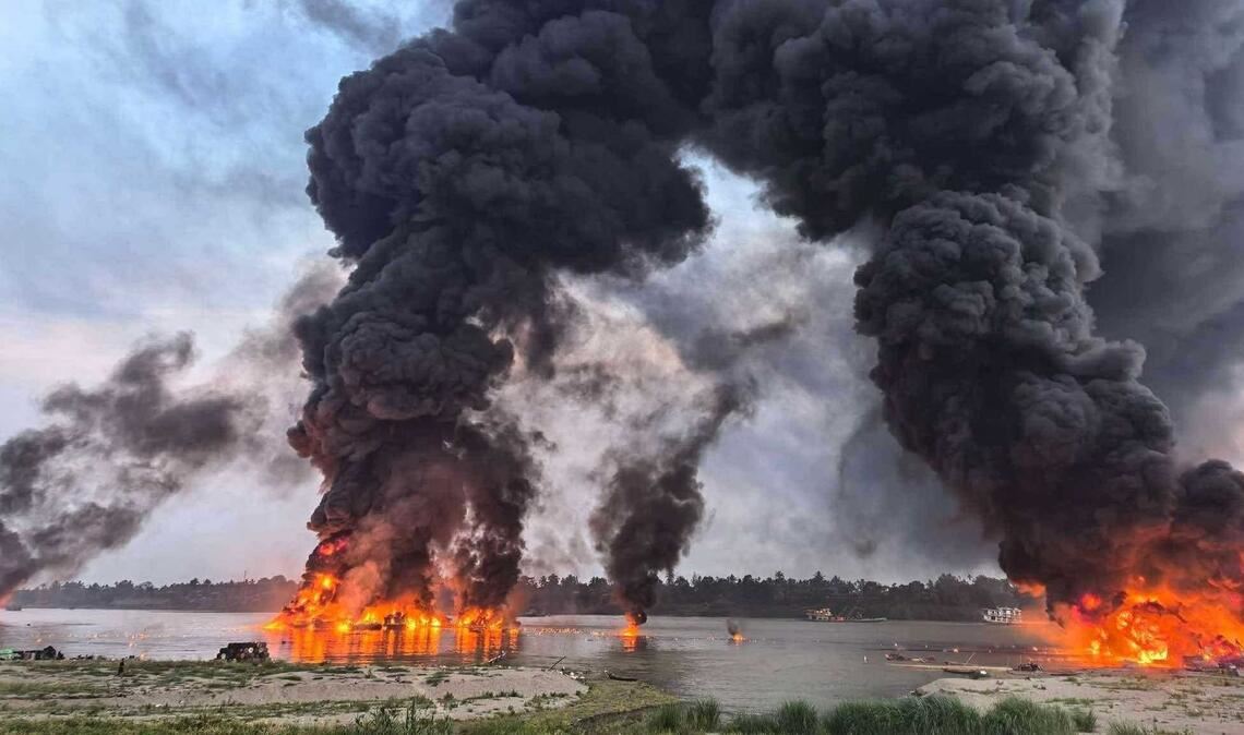 Zahlreiche Schiffe gingen in Flammen auf.