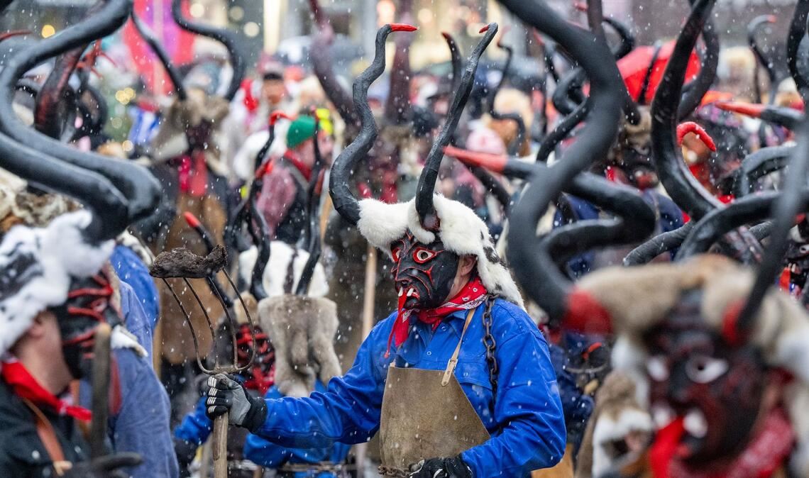 Zahlreiche Teufel aus einer uralten Tradition sind unterwegs beim traditionellen Sühudi Umzug anlässlich der Fasnacht in Einsiedeln.