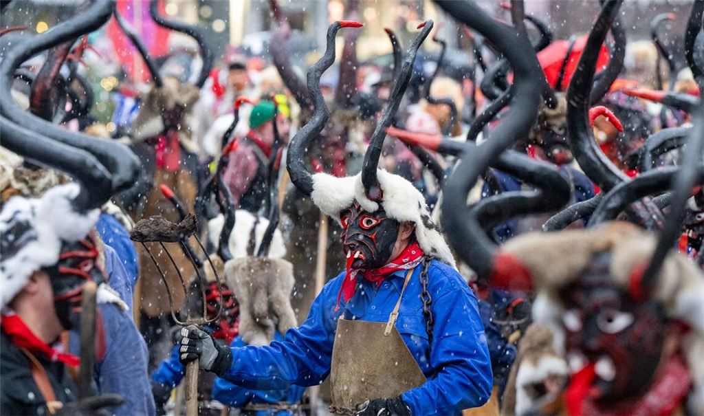 Zahlreiche Teufel aus einer uralten Tradition sind unterwegs beim traditionellen Sühudi Umzug anlässlich der Fasnacht in Einsiedeln.