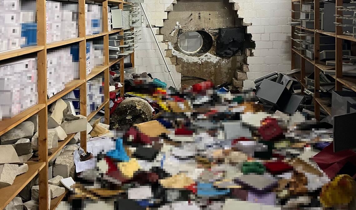 Zahlreiche Unterlagen liegen auf dem Boden des Tresorraums.