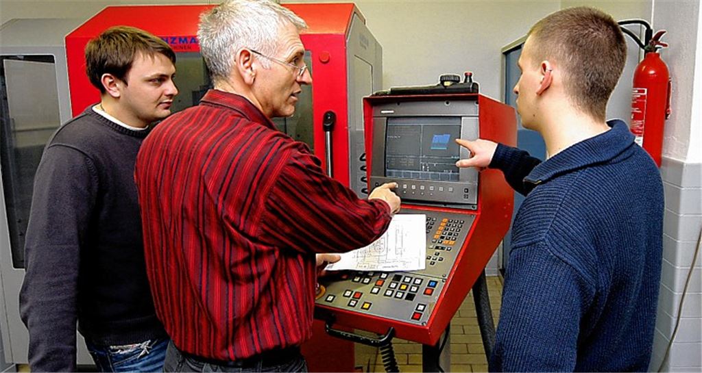 Zahlreiche Unternehmen haben ihre Verantwortung für die Ausbildung ihres beruflichen Nachwuchses wieder ernst genommen – auch solche ohne eigene Lehrwerkstatt, deren Azubis zur Vermittlung beruflicher Praxis dann das Ausbildungszentrum für Technik von Manuel Perez Castillo (Mitte) in Sternenfels besuchen können.