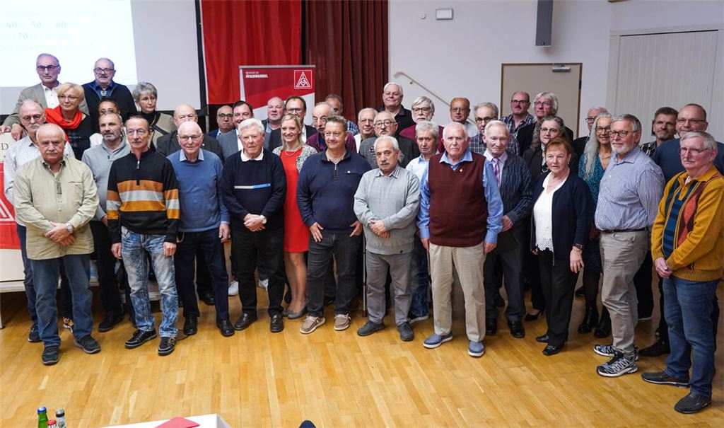 Zahlreiche langjährige Mitglieder der IG Metall sind der Einladung zur Jubilarfeier der Gewerkschaft in die Ispringer Sport- und Festhalle gefolgt. Foto: Roller