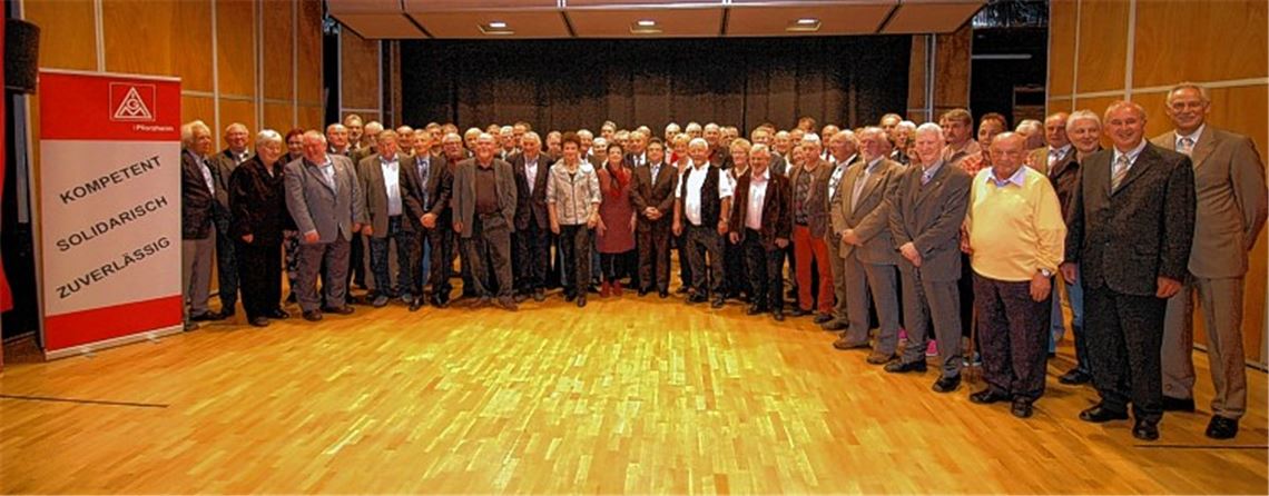 Zahlreiche langjährige Mitglieder werden von der IG Metall für ihre Treue zur Gewerkschaft geehrt. Ganz rechts Erster Bevollmächtigter Martin Kunzmann.Foto: Martin Schott