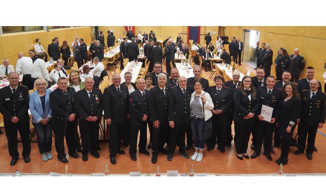 Zahlreiche verdiente Feuerwehrkameraden haben bei der Verbandsversammlung eine Ehrung erhalten, darunter Kreisbrandmeister Carsten Sorg (li.), die langjährigen Kommandanten Jürgen Braun (3.v.li.) und Martin Gerst (6.v.li.). Fotos: Roller