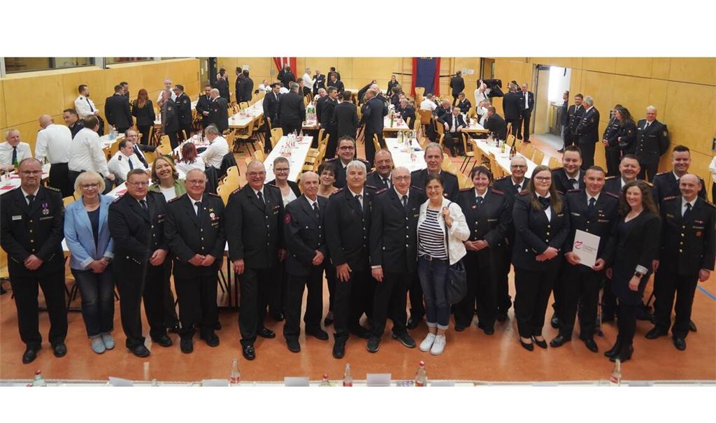 Zahlreiche verdiente Feuerwehrkameraden haben bei der Verbandsversammlung eine Ehrung erhalten, darunter Kreisbrandmeister Carsten Sorg (li.), die langjährigen Kommandanten Jürgen Braun (3.v.li.) und Martin Gerst (6.v.li.). Fotos: Roller