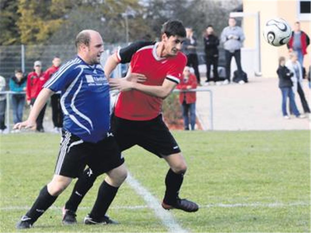Zahmes Zweikampfverhalten: Enzbergs Alexander John (li.) im Duell mit dem Ölbronn-Dürrner Marcel Süßer. Foto: Eigner