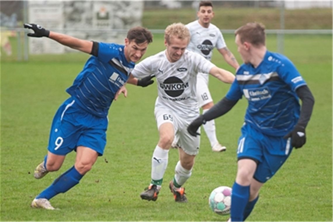 Zaisersweiher-Verteidiger Martin Kowollik (weiß) kämpft gegen den Enzberger Max Pendinger um den Ball. Foto: Fotomoment