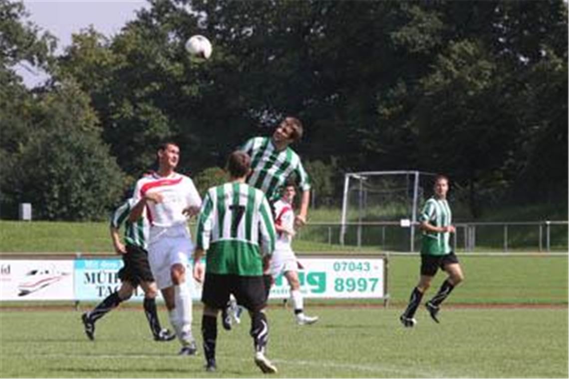 Zaisersweiher (grün-weiß) präsentiert sich zielstrebig, Ölbronn-Dürrn bleibt harmlos. Foto: Eigner