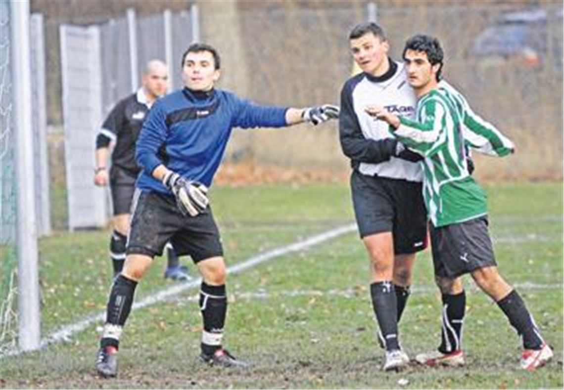 Zaisersweiher (grün-weiß) sitzt der SG Ölbronn-Dürrn auf der Pelle. SG-Torhüter Jens Leicht (li.) muss sich nun außerdem seines Stammplatzes erwehren. Archivfotos: Eigner