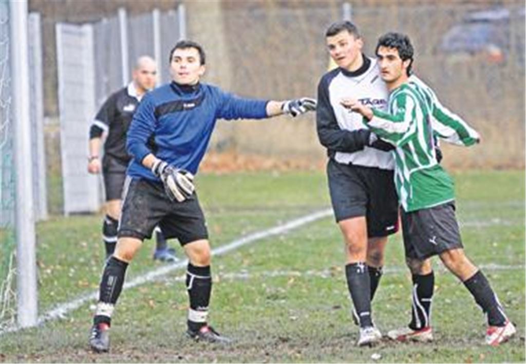 Zaisersweiher (grün-weiß) sitzt der SG Ölbronn-Dürrn auf der Pelle. SG-Torhüter Jens Leicht (li.) muss sich nun außerdem seines Stammplatzes erwehren. Archivfotos: Eigner