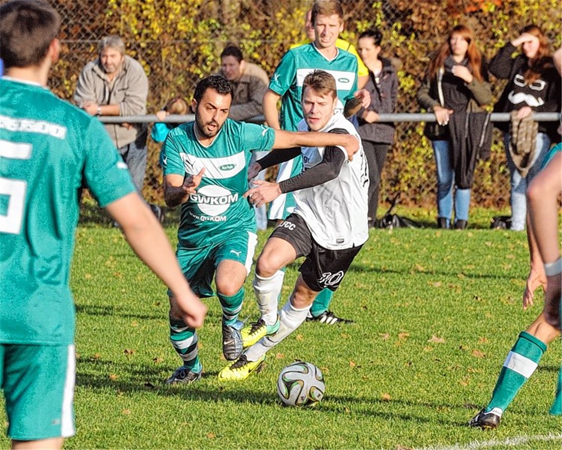 Zaisersweiher (grüne Trikots) erlebt daheim eine Negativserie und steht unter Druck. Gegen clevere Calmbacher verliert die Elf 2:4. 