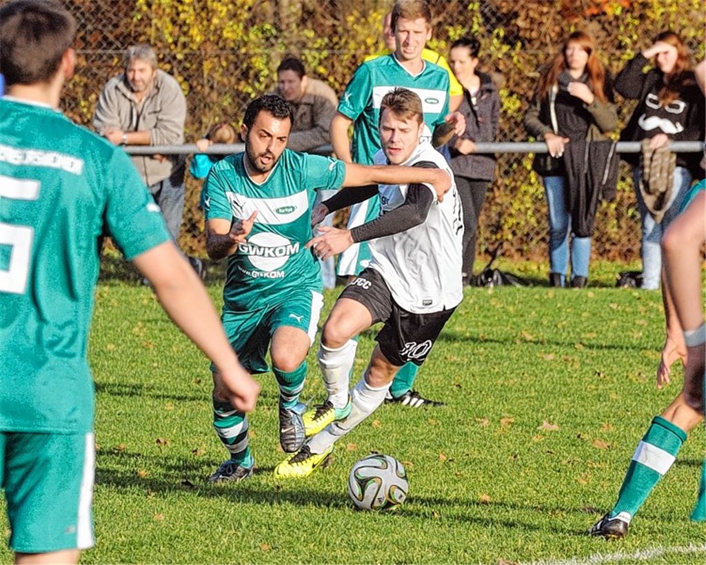 Zaisersweiher (grüne Trikots) erlebt daheim eine Negativserie und steht unter Druck. Gegen clevere Calmbacher verliert die Elf 2:4. 