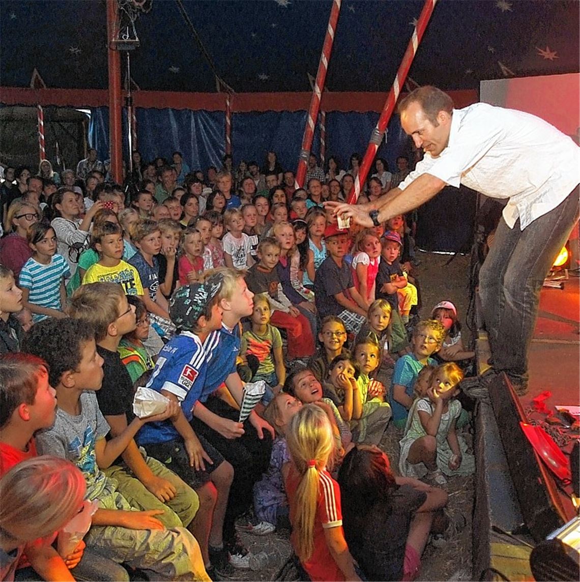 Zauberer Mr. Joy begeistert Kinder beim Ferienprogramm auf dem Elfinger Hof.