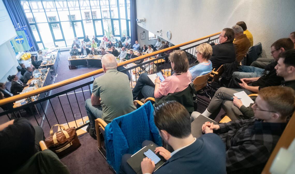 Zaungäste: Auf der Empore und den sonstigen Besucherplätzen im großen Ratssaal des Rathauses Mühlacker herrscht Andrang, als die Regionalverbandsversammlung unter anderem über den Standort WE11 bei Großglattbach und Serres berät. Fotos: Fotomoment