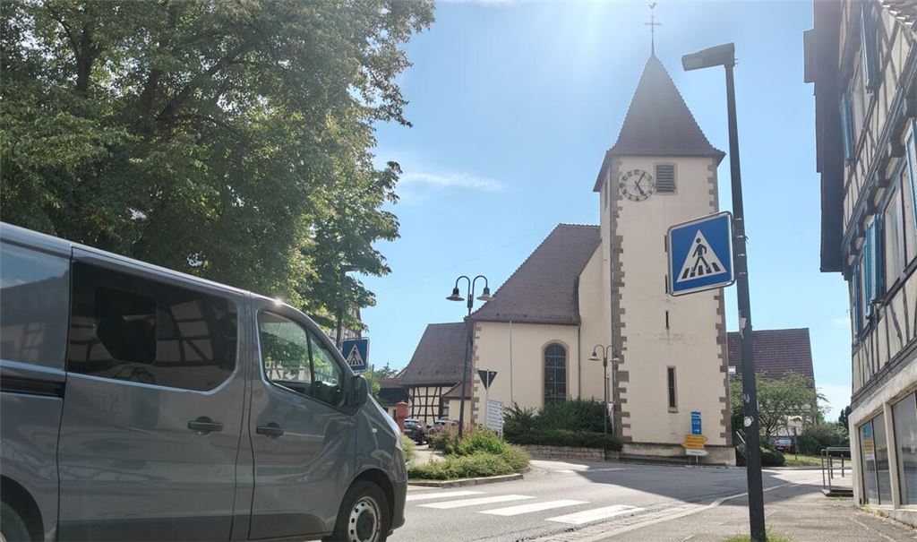 Zebrastreifen an der Kirche soll durch eine Bedarfsampel für Fußgänger ersetzt werden.