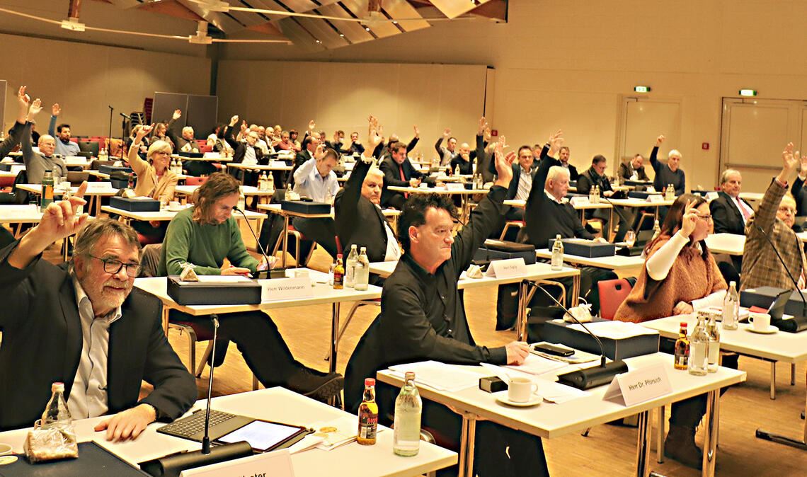 Zehn Hände bleiben unten: Bei der Haushaltsverabschiedung mit 37 Ja-Stimmen ist das Gremium uneinig. Foto: Wewoda