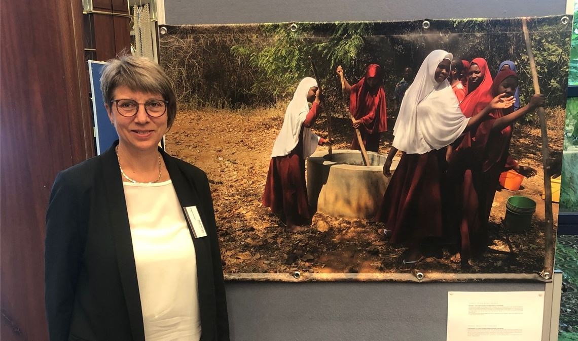 Zehn Jahre Klimapartnerschaften: Aus diesem Anlass hat die „Servicestelle Kommunen in der Einen Welt“ einen Wettbewerb veranstaltet, bei dem ein Foto aus Masasi den zweiten Platz errungen hat (Bild oben mit der Koordinatorin der Partnerschaft, Angela Gewiese). Unten das Health Centre Nagaga im Distrikt Masasi mit seiner Photovoltaik-Anlage. Fotos: SKEW/Thoss, enz/Gewiese