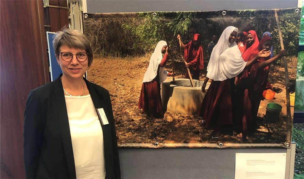 Zehn Jahre Klimapartnerschaften: Aus diesem Anlass hat die „Servicestelle Kommunen in der Einen Welt“ einen Wettbewerb veranstaltet, bei dem ein Foto aus Masasi den zweiten Platz errungen hat (Bild oben mit der Koordinatorin der Partnerschaft, Angela Gewiese). Unten das Health Centre Nagaga im Distrikt Masasi mit seiner Photovoltaik-Anlage. Fotos: SKEW/Thoss, enz/Gewiese