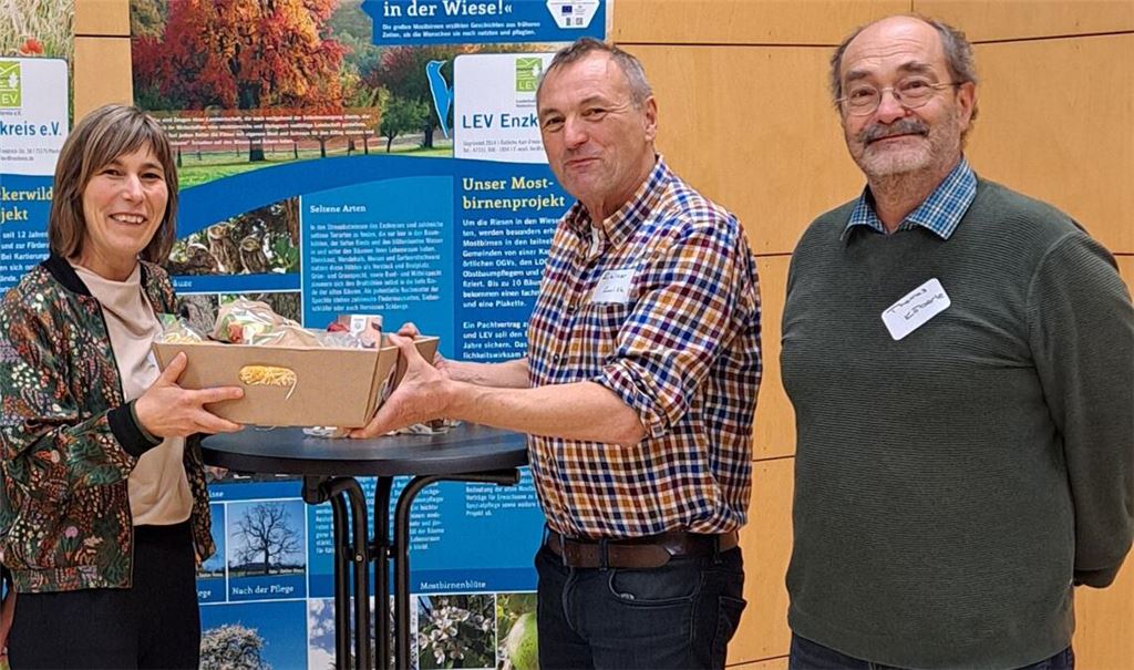 Zehn Jahre Landschaftserhaltungsverband feiern (v.re.) der frühere Geschäftsführer Thomas Köberle, Professor Dr. Rainer Luik und Geschäftsführerin Inga Schraud. Foto: privat