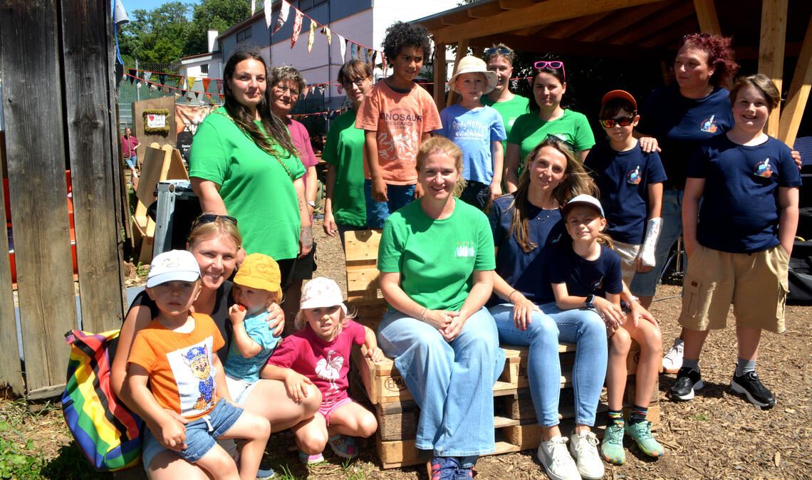 Zehn Jahre Verein „Aktivspielplatz Räuberbande“: Das Team der Mitarbeiterinnen, die Gäste und viele Kinder feiern das kleine Jubiläum. Foto: Stahlfeld