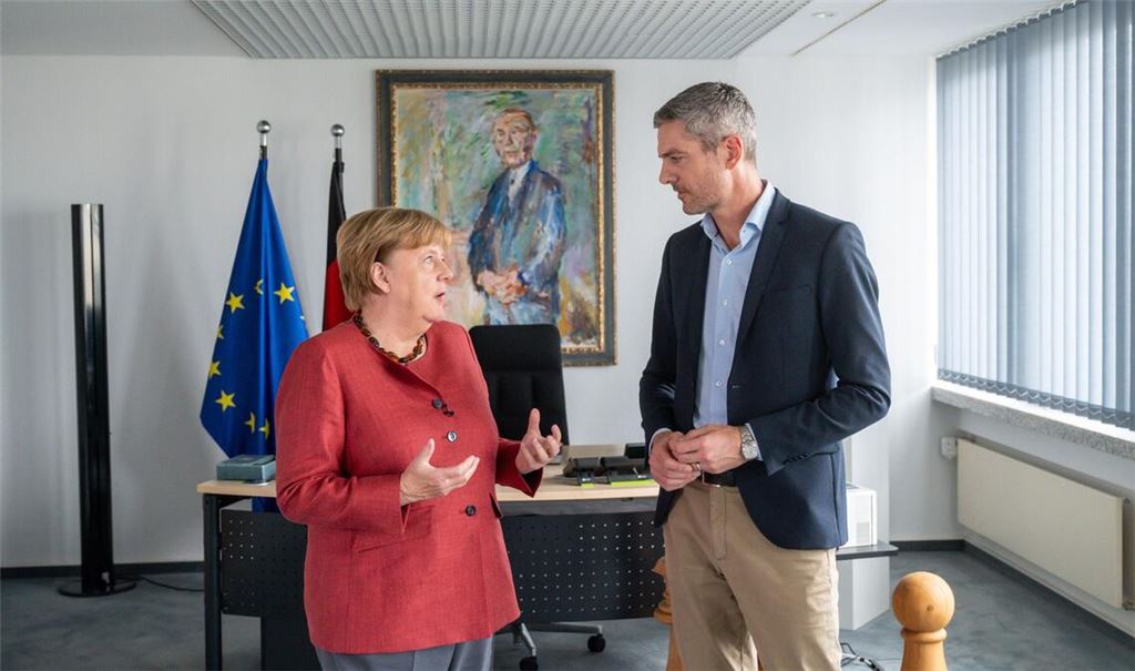 Zehn Jahre nach ihrem legendären Satz zieht Merkel Bilanz.