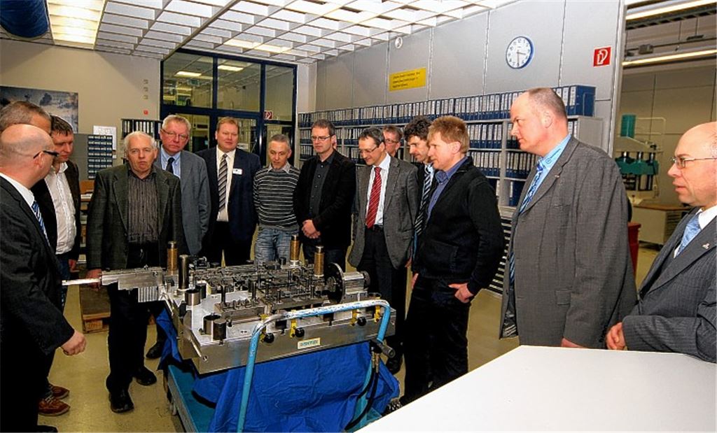 Zehn Unternehmen aus den unterschiedlichsten Branchen haben sich mehrere Monate lang mit Fragen der innerbetrieblichen Energie-Effizienz befasst. Zum Abschluss trifft sich die Expertenrunde beim Stanztechnik-Unternehmen Kramski in Pforzheim. Foto: Kollros