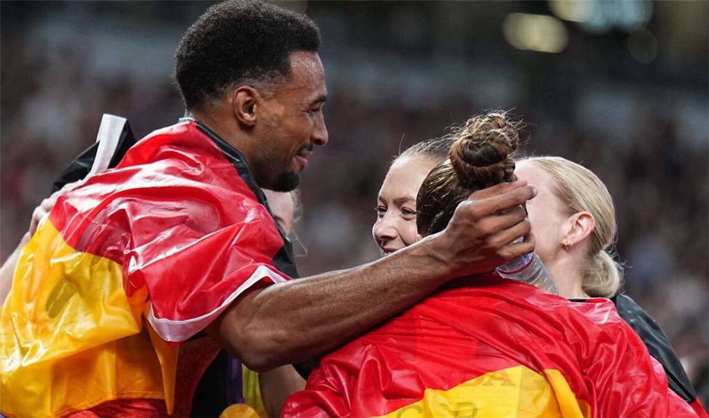 Zehnkämpfer Leo Neugebauer (l) und die Staffel-Frauen sorgen für ein glanzvolles Ende.