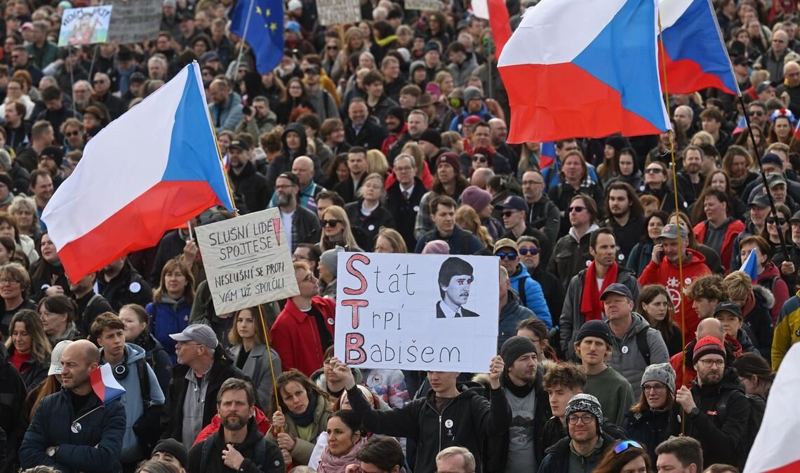 Zehntausende Menschen nehmen an der Kundgebung unter dem Motto "Wir lassen uns die Zukunft nicht stehlen.