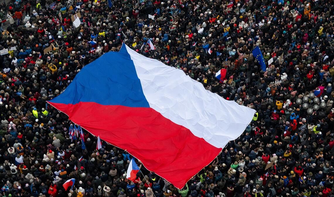 Zehntausende Tschechen demonstrieren in Prag.