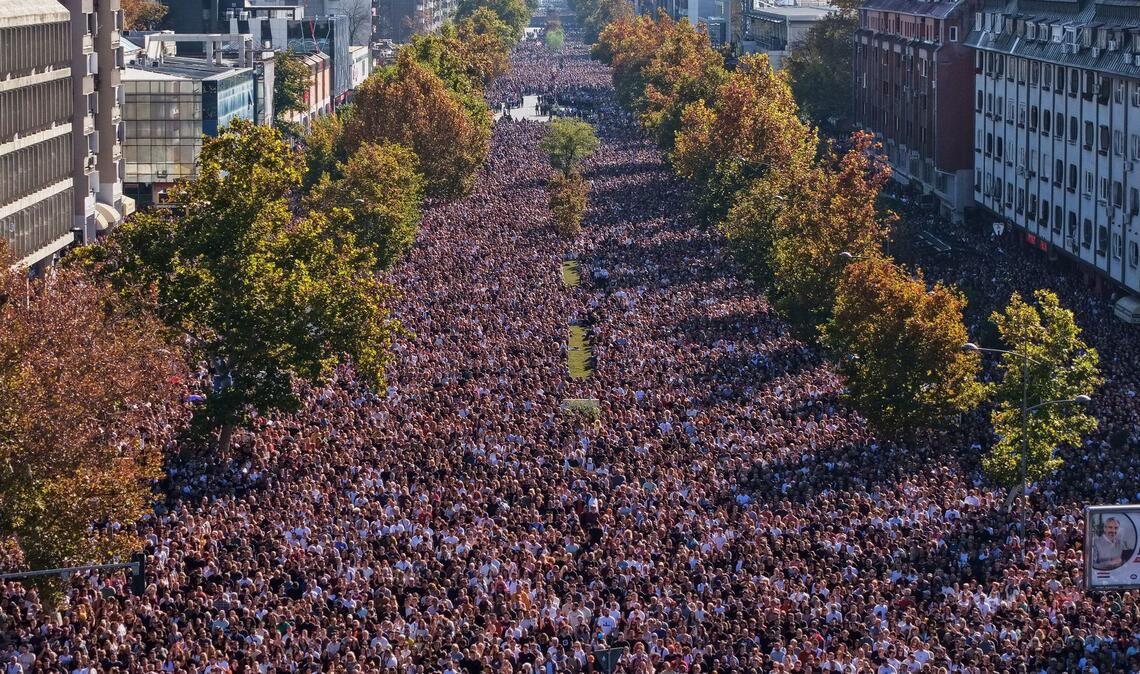 Zehntausende gedachten der 16 Opfer des Einsturzes des Bahnhofsvordachs in Novi Sad vor genau einem Jahr.