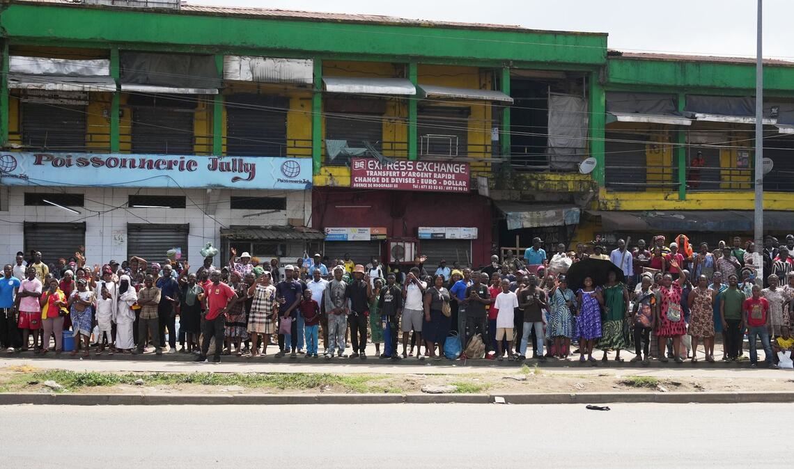 Zehntausende säumen den Weg von Papst Leo XIV. in Kamerun.