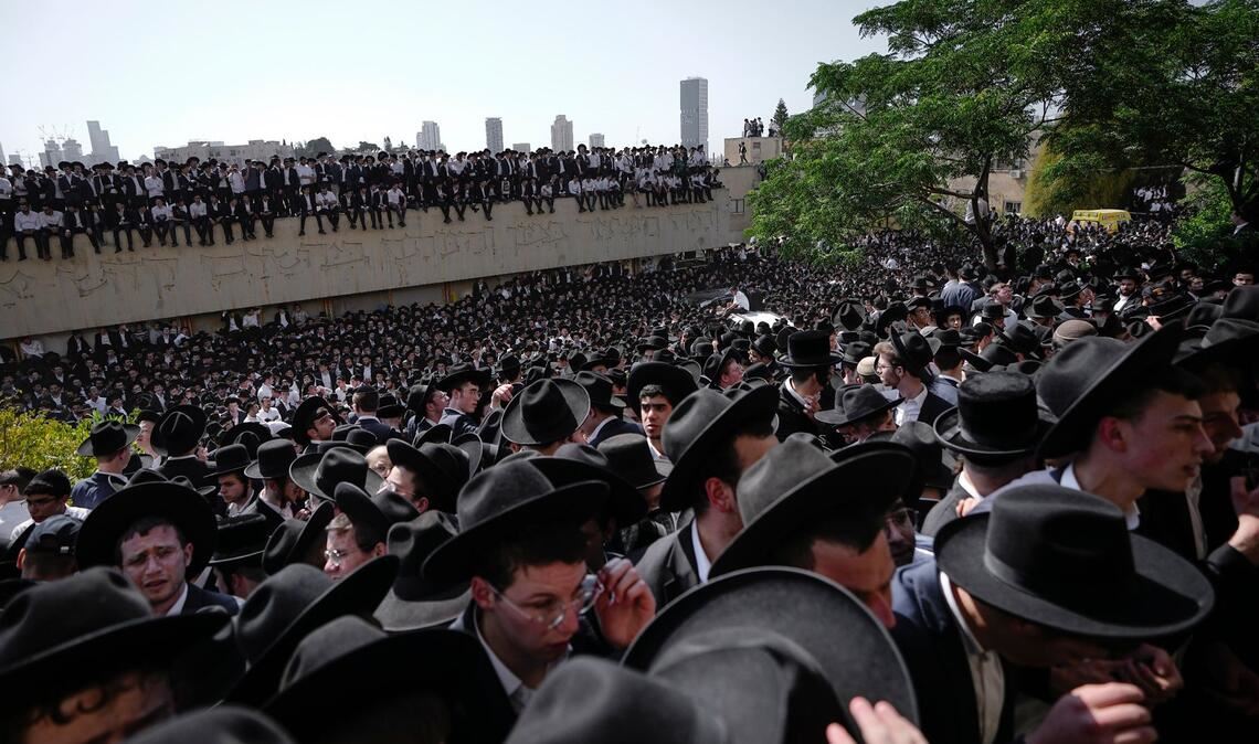 Zehntausende ultraorthodoxe Juden nehmen an der Beerdigung von Rabbiner Gershon Edelstein teil. Der 100-jährige Edelstein war ein führendes Mitglied der litauischen ultra-orthodoxen Gemeinde in Israel.